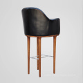 La plus récente chaise à barre de jambe en bois avec siège en cuir